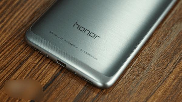 荣耀畅玩5C手机的外观介绍及欣赏