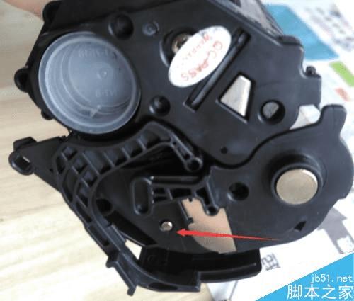 如何在HP 2612A硒鼓中加墨粉?