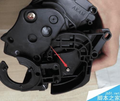 如何在HP 2612A硒鼓中加墨粉?