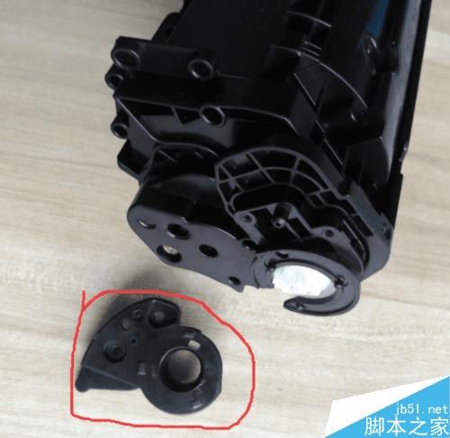 如何在HP 2612A硒鼓中加墨粉?