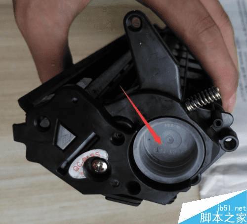 如何在HP 2612A硒鼓中加墨粉?