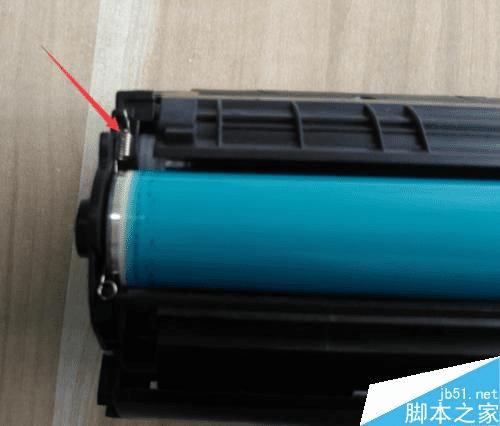 如何在HP 2612A硒鼓中加墨粉?