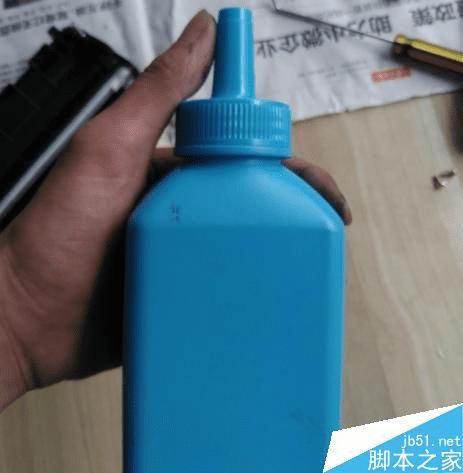 如何在HP 2612A硒鼓中加墨粉?