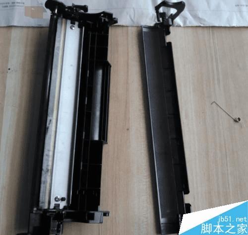 如何在HP 2612A硒鼓中加墨粉?