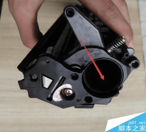 如何在HP 2612A硒鼓中加墨粉?