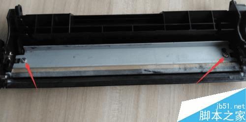 如何在HP 2612A硒鼓中加墨粉?