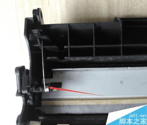 如何在HP 2612A硒鼓中加墨粉?