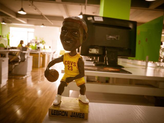 怎么样设置手机拍照时打开自带的RAW模式?