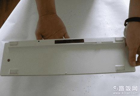 用手拍键盘,把灰尘拍出来