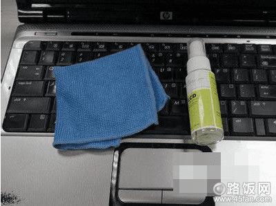 用键盘专用的清洁剂清理键盘表面