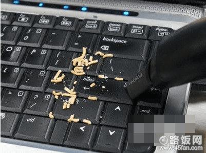 用USB吸尘器去吸键盘里面的灰尘