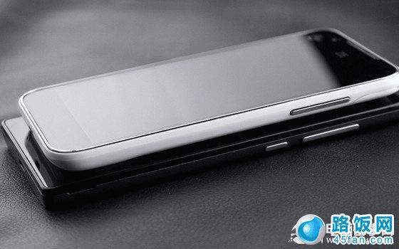 中兴U985与红米手机机身侧面对比照