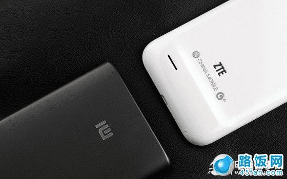 中兴U985与红米手机背面顶部对比