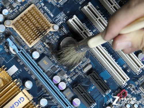 如何清洁台式电脑上面的灰尘?