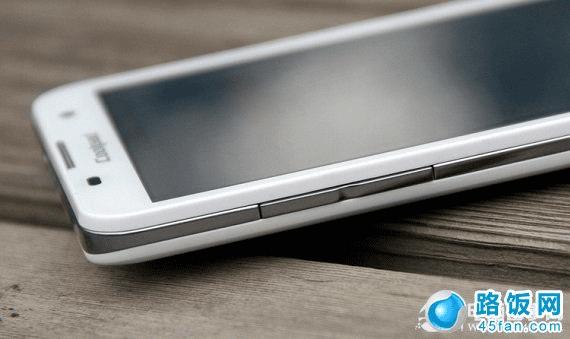 酷派5891机身按键特写