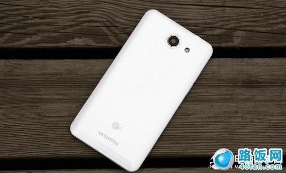 酷派5891手机背面外观