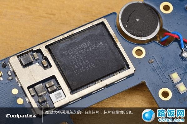 图为酷派大神主板上的Flash存储芯片