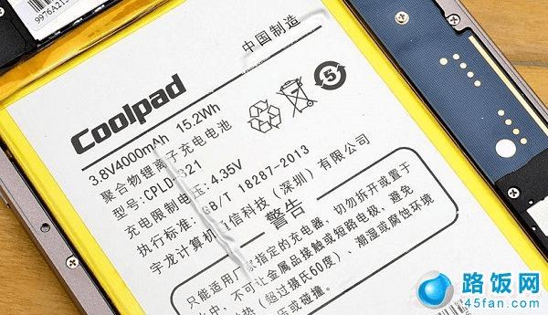 酷派大神拆机电池特写
