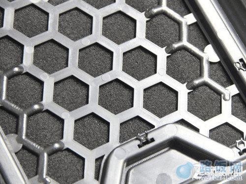 往往前面板采用海绵防尘网设计