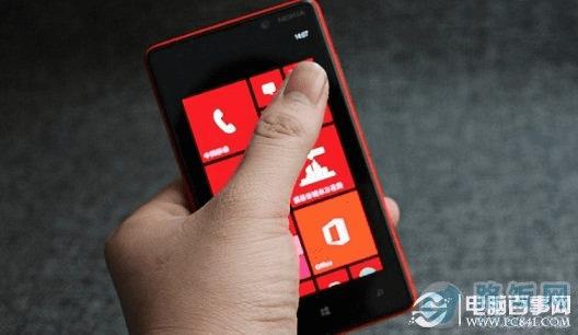 屏诺基亚820机身小巧,单手把握方便