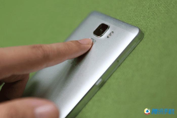 魅族MX5手机与荣耀7的全面对比及检测