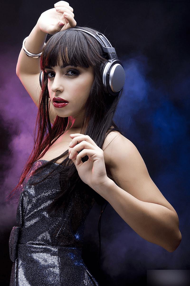 如何使用ps合成炫酷的女孩海报?