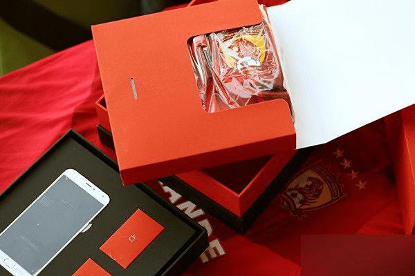 一起来欣赏下魅族MX5恒大纪念版