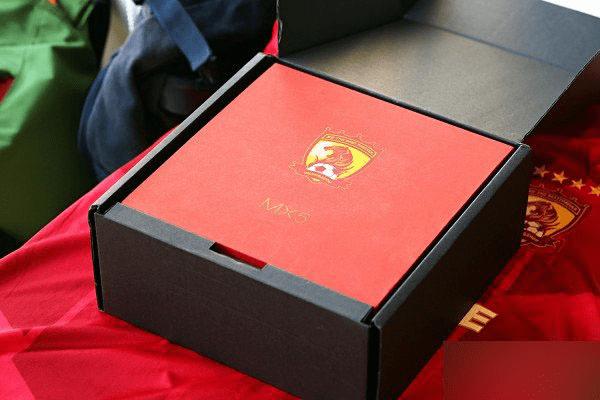 一起来欣赏下魅族MX5恒大纪念版