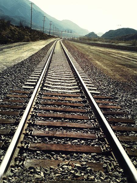 怎么样在Photoshop中为铁轨图片加上晨曦暖色?