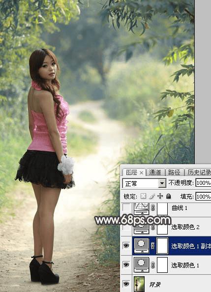 怎么样使用Photoshop调出暗调秋色秋色树林路边的人物图片?