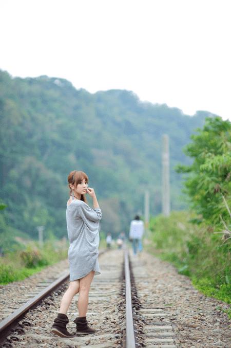 用ps调出唯美的暗调霞光色的外景泛白图片的方法