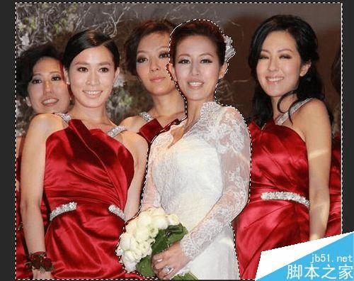 怎么样在ps中突出照片中的某一个人?