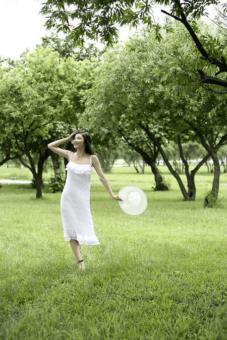 怎么样在ps将树林人物图片造出造出唯美的淡调紫红色特效?