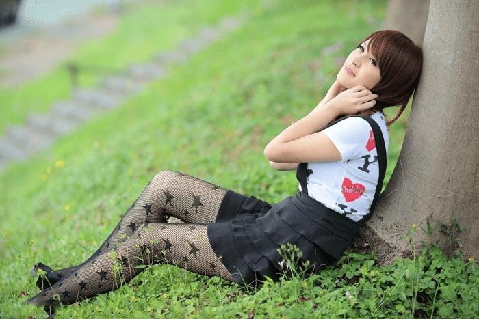 如何能够在Photoshop中调制出黄褐色的草地人物图片?