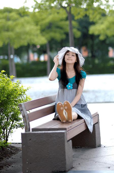 怎么样在ps中将公园人物图片打造出清爽的蓝橙色秋季色?