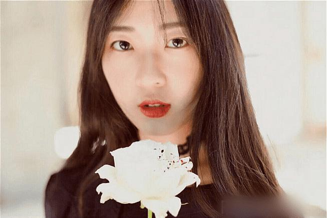 如何通过PS利用中性灰给强光下的人物保细节磨皮?