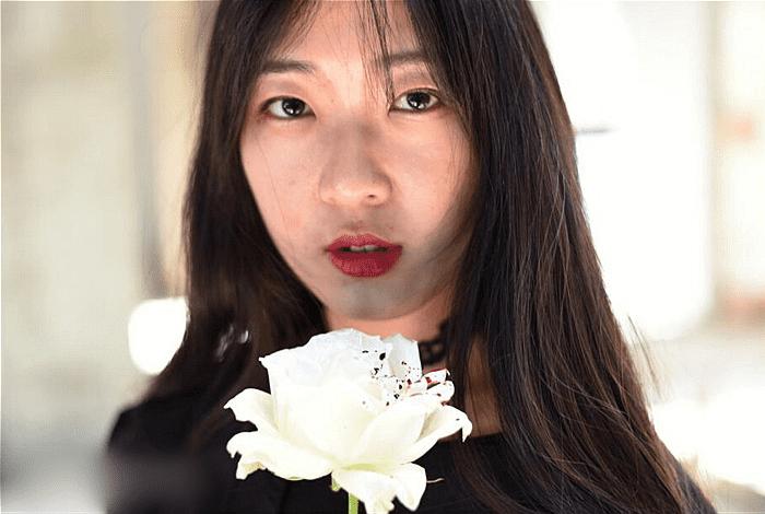 如何通过PS利用中性灰给强光下的人物保细节磨皮?