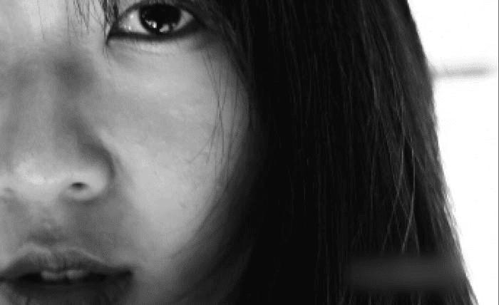 如何通过PS利用中性灰给强光下的人物保细节磨皮?