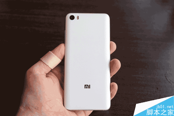 С��5�ֻ��İ�ɫ�ͺ�ɫ�����ԶԱ�