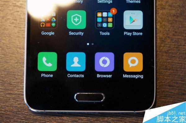 С��5�ֻ��İ�ɫ�ͺ�ɫ�����ԶԱ�