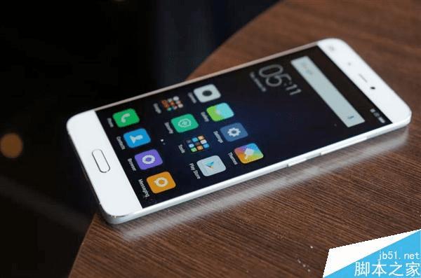 С��5�ֻ��İ�ɫ�ͺ�ɫ�����ԶԱ�