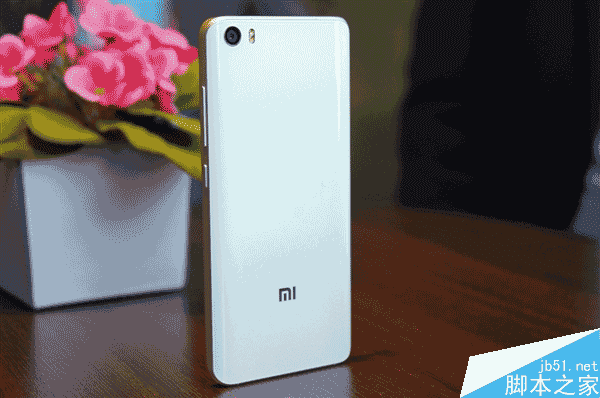 С��5�ֻ��İ�ɫ�ͺ�ɫ�����ԶԱ�