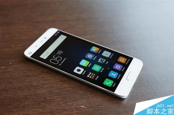 С��5�ֻ��İ�ɫ�ͺ�ɫ�����ԶԱ�