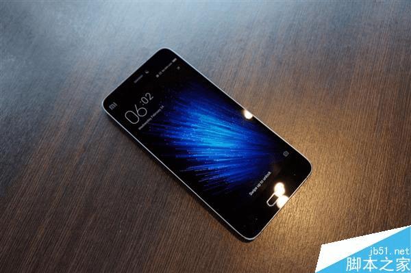 С��5�ֻ��İ�ɫ�ͺ�ɫ�����ԶԱ�