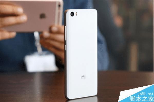 С��5�ֻ��İ�ɫ�ͺ�ɫ�����ԶԱ�