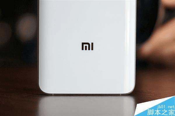 С��5�ֻ��İ�ɫ�ͺ�ɫ�����ԶԱ�