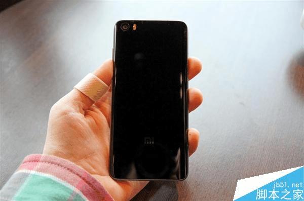 С��5�ֻ��İ�ɫ�ͺ�ɫ�����ԶԱ�