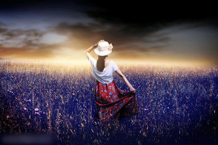 如何在ps中调出偏暖的蓝褐色草原人物图片?