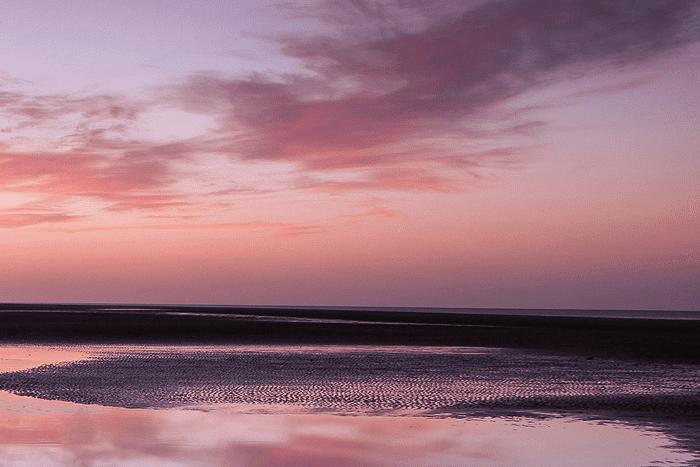 如何在ps中调出偏暖的蓝褐色草原人物图片?