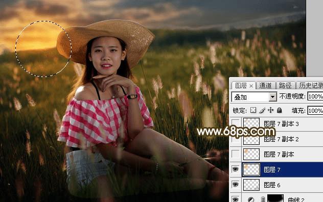 如何在ps中调制出暗调晨曦阳色光原野草地上人物图片?